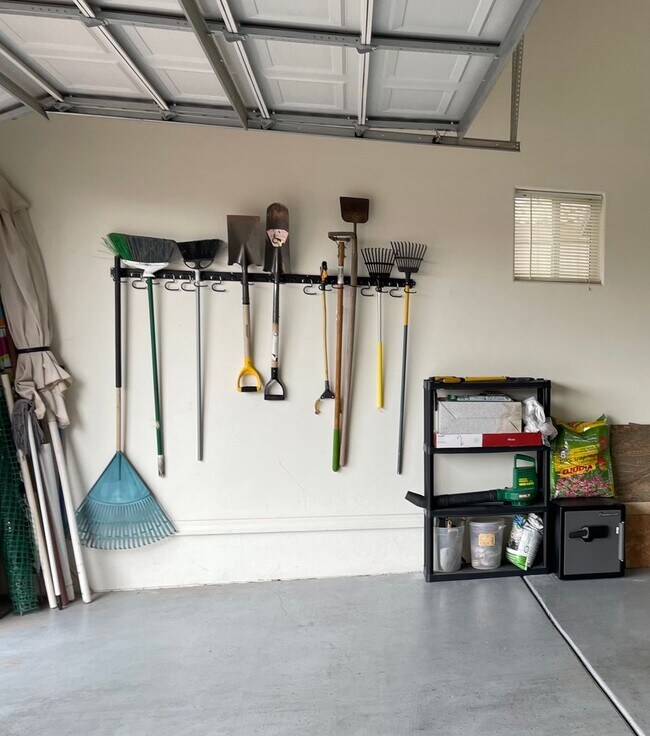 Building Photo - FULLY FURNISHED LUXURY HOME ON GOLF COURSE