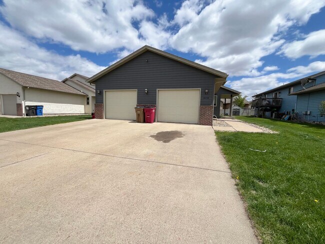 Building Photo - 3 Bed/2 Bath Apartment in Sioux Falls!