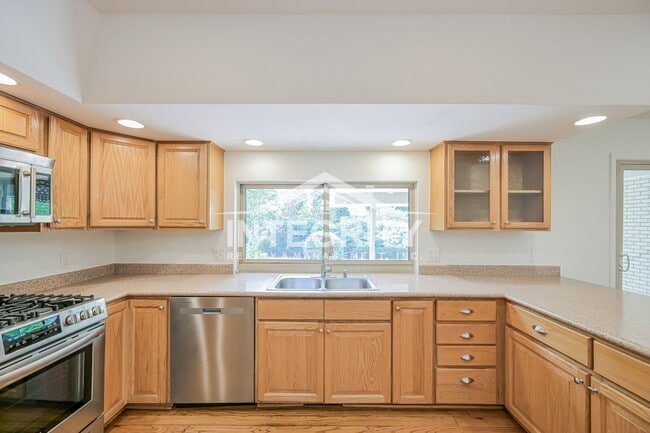 Building Photo - 5051 W Portland Dr
