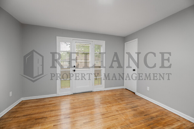 Building Photo - 119 S Custer Ave