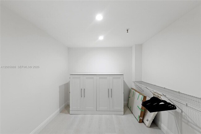 Building Photo - 1621 Collins Ave