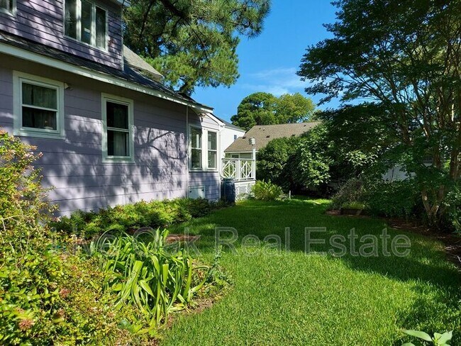 Building Photo - 774 W 51st St