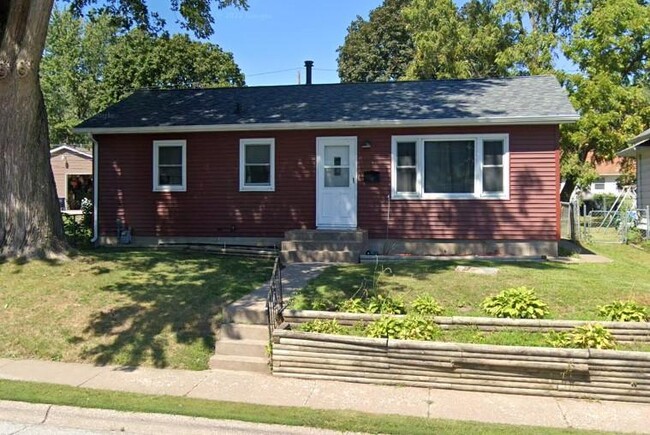 Primary Photo - Charming 4-Bedroom Family Home in Prime Be...