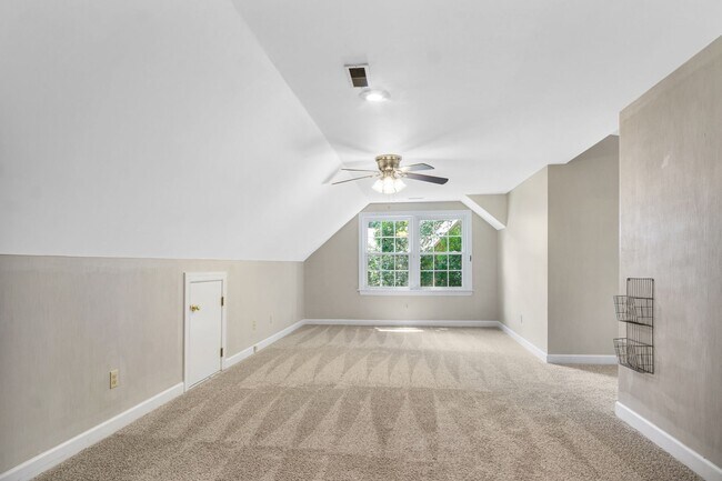 Building Photo - Beautifully Refreshed 4 Bedroom 3 Bath Col...
