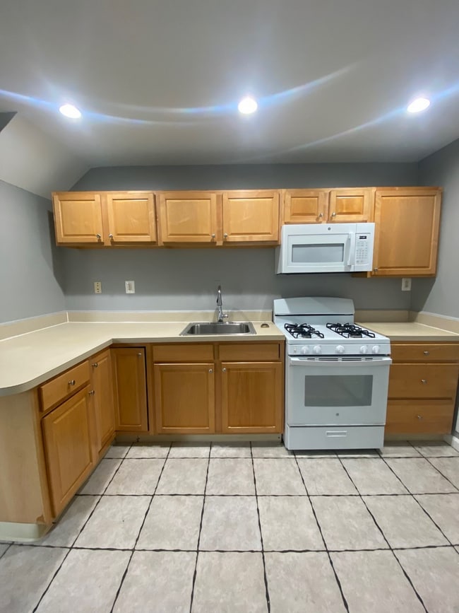 Building Photo - Dundalk - 3 bedrooms and 2.5 baths Available!