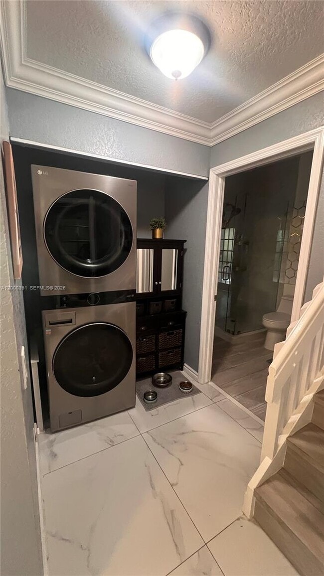 Building Photo - 6762 Via Regina