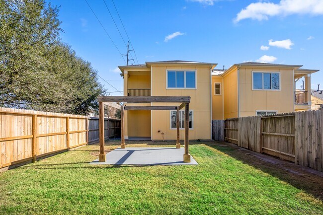 Building Photo - 104 Estelle St