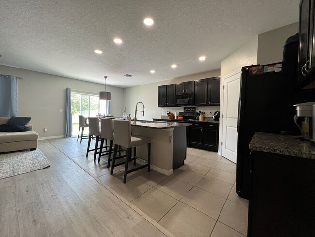 Building Photo - Almost new 5-bedroom, 3-bath home ready to...