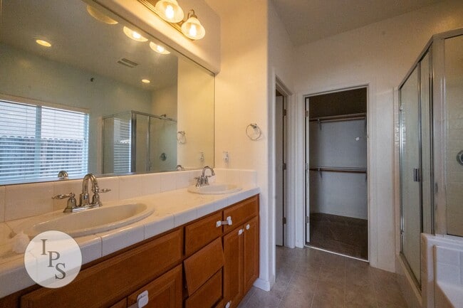 Building Photo - North East Fresno ‘Like New’ Home, 3BR/2BA, Built 2008 - Lots of Amenities!