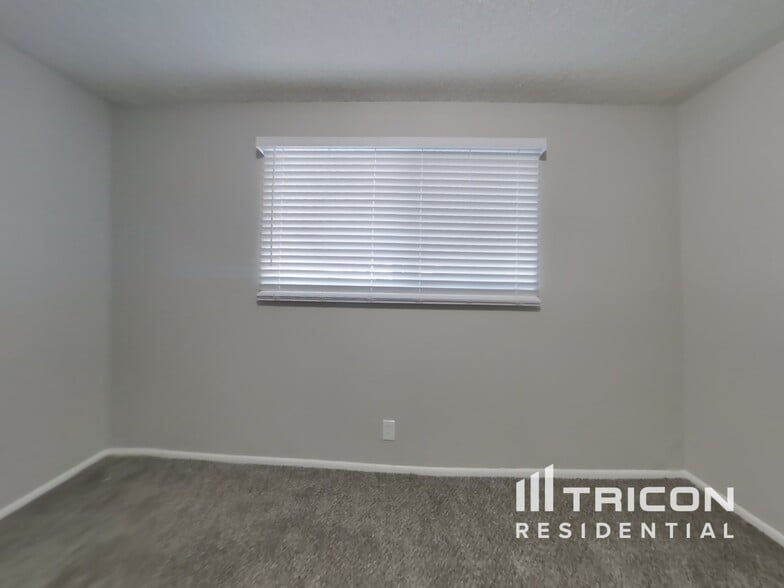 Building Photo - 1725 Hiawatha Dr NE