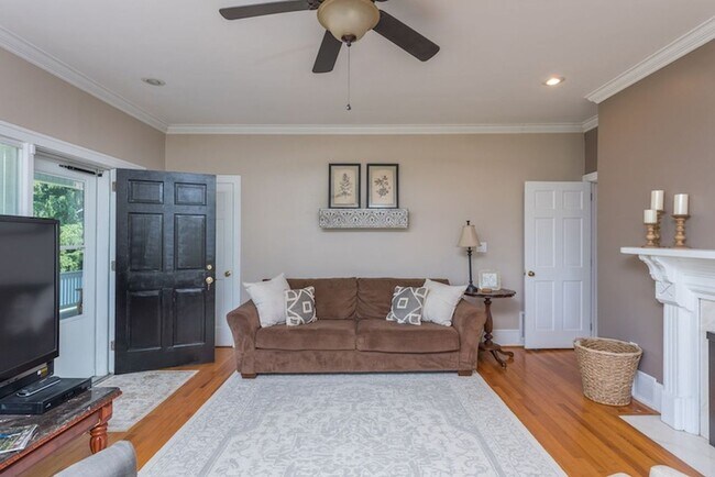 Building Photo - Weaverville Farmhouse Rental!