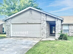 Building Photo - Comfortable 3-Bedroom Home with Prime Acce...
