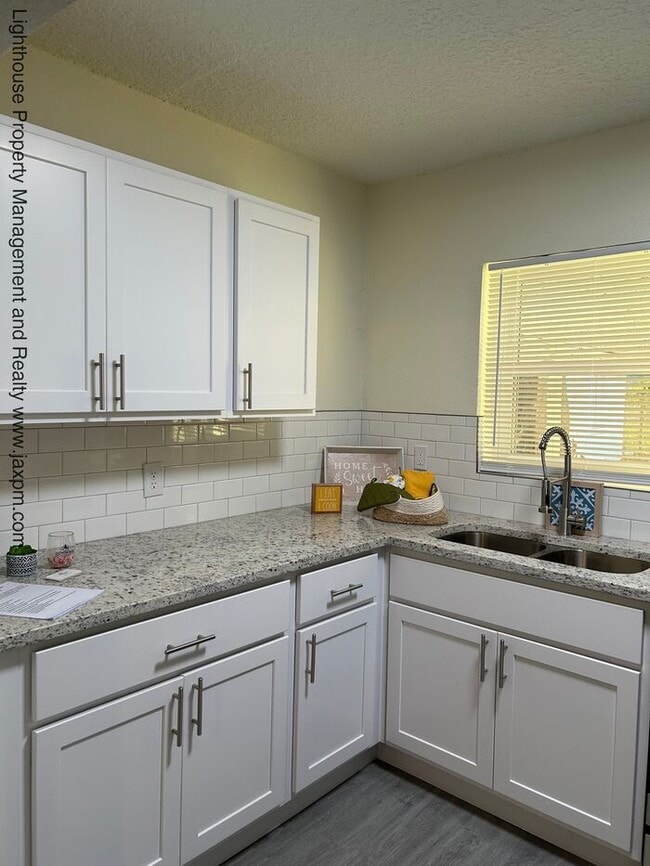 Building Photo - Beautiful 5 Bedroom Home With Modern Updates Throughout