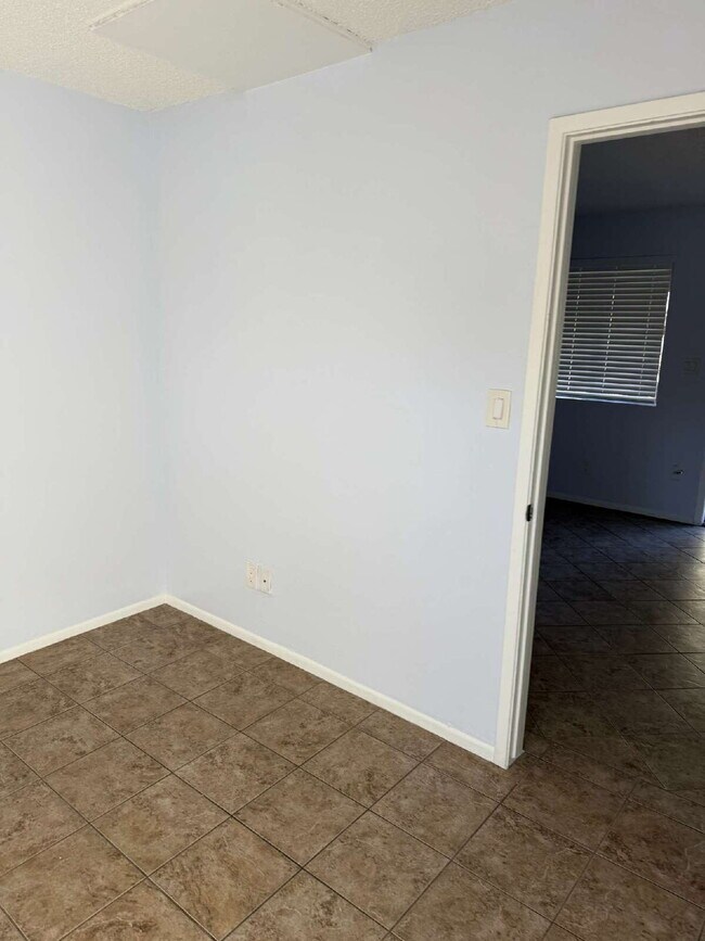 Building Photo - Charming 1-Bed/1-Bath Near SR-51 with Private Outdoor Space