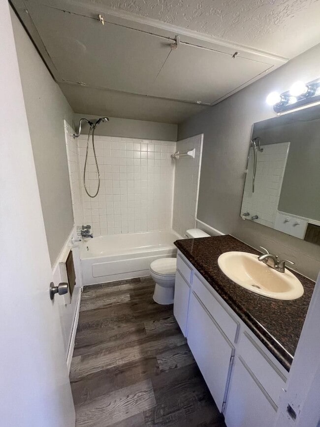 Building Photo - Adorable 1 bedroom 1 bathroom Duplex For Rent