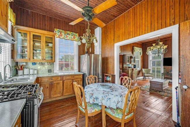 Building Photo - 813 Nelson Ave