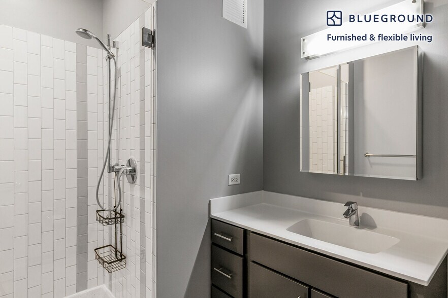 Building Photo - 215 W Lake St