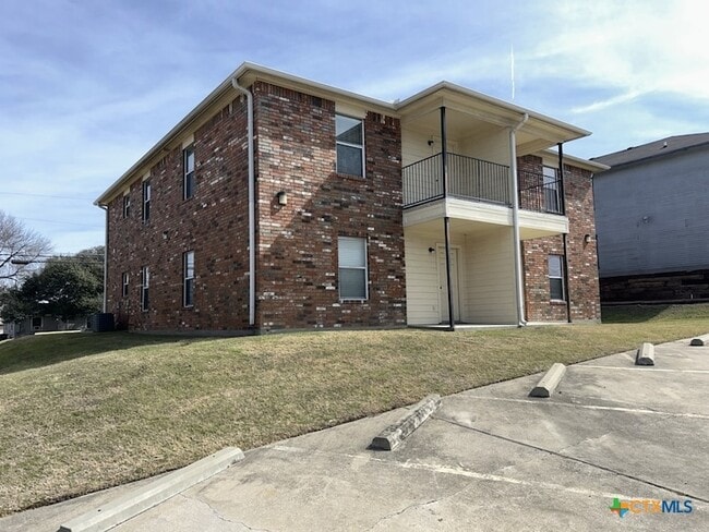 Building Photo - 105 W Truman Ave