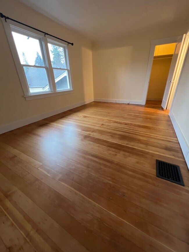 Building Photo - Remodeled DOWNTOWN Bend House, Newer Flooring/Paint/Appliances, Gas heat, Small Garage, Fenced Yard