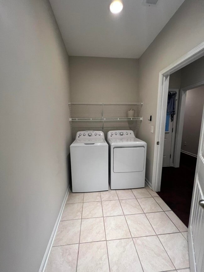 Building Photo - 3177 Mayflower Ln