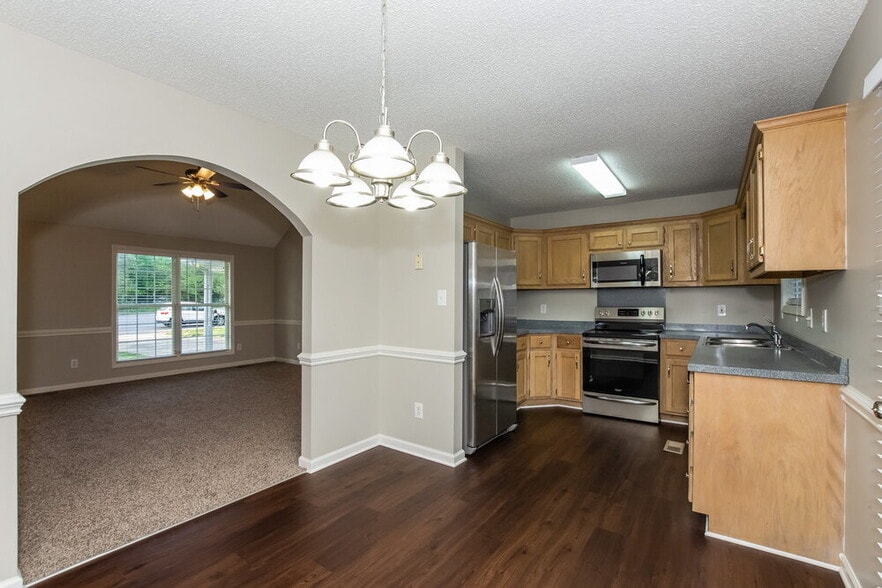 Building Photo - 544 Basswood Way