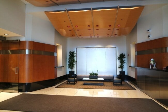 Building Photo - 512 N McClurg Ct