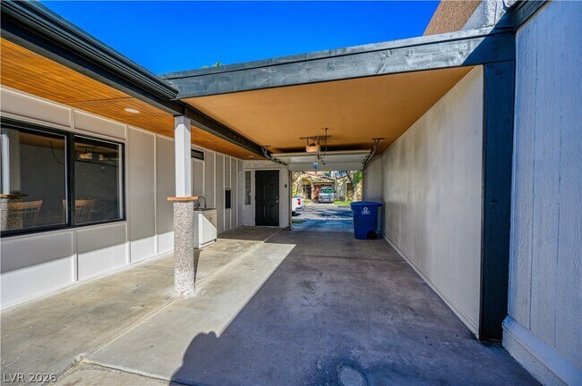 Building Photo - 5581 Wheatfield Dr
