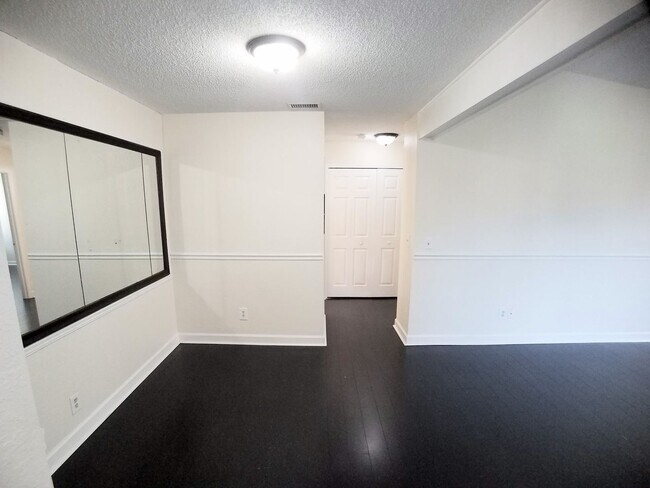 Building Photo - Beautiful 1/1 wood floor condo for rent in...