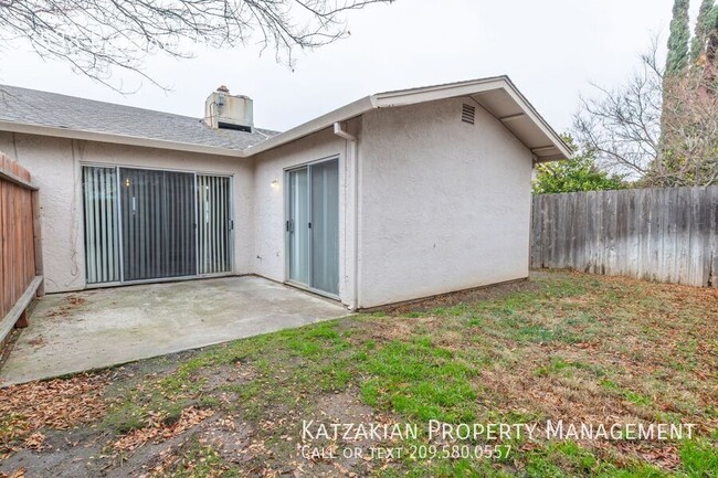 Building Photo - 3-Bedroom 2-Bath Lodi Duplex