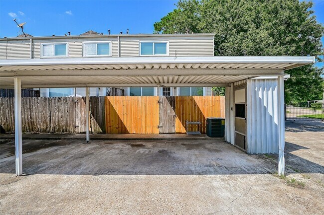 Building Photo - 5791 Maple Hill Dr