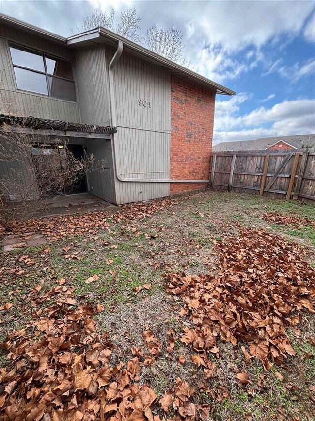 Building Photo - 901 NE Tortoise Dr