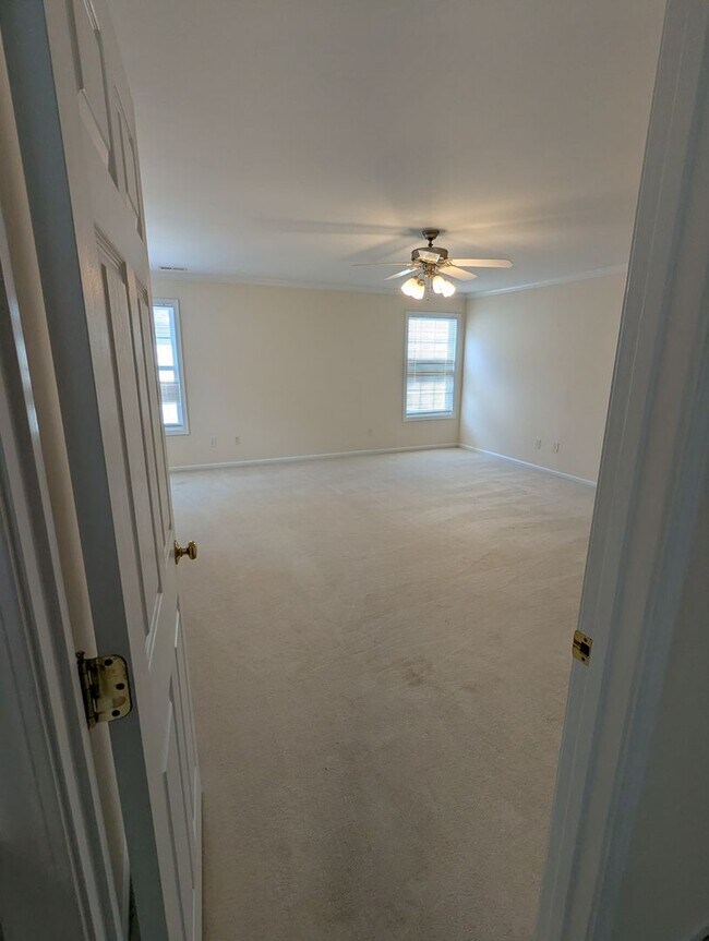 Building Photo - Spacious 4-Bedroom, 3-Bath Home in Parkside!