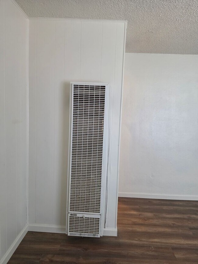 Building Photo - 3 Bedroom 2 Bath
