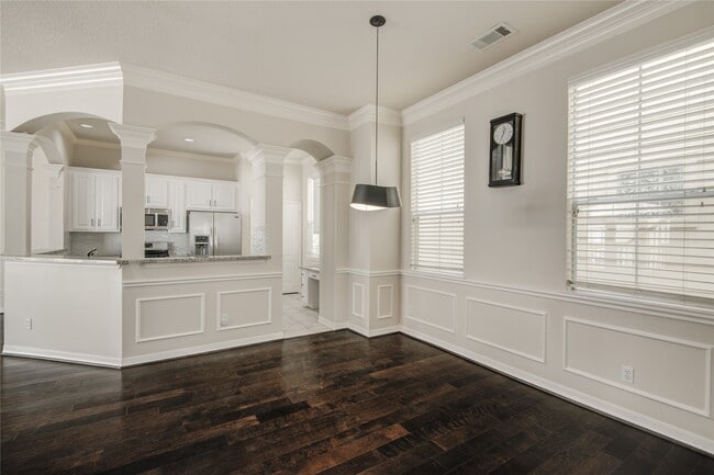 Building Photo - 5417 Lillian St