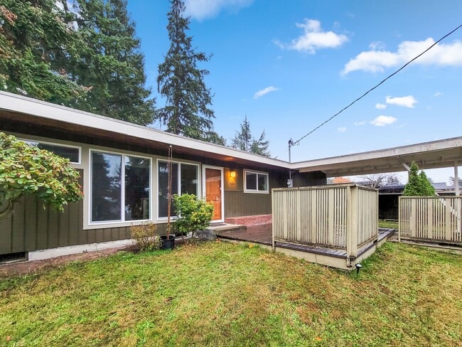 Building Photo - Cozy rambler with large outdoor space!!!