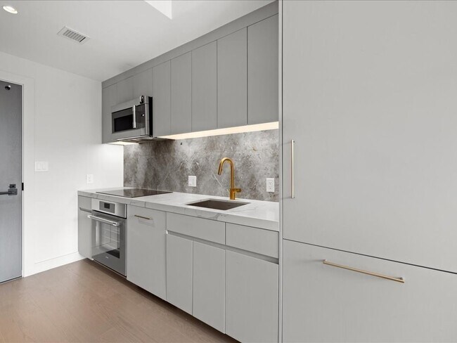 Building Photo - 55 Lagrange St