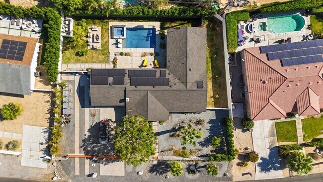 Building Photo - 565 W Yorba Rd