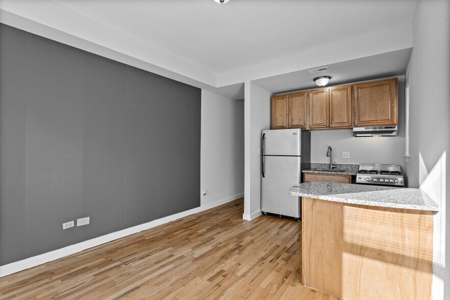 Building Photo - 7451 N Greenview Ave