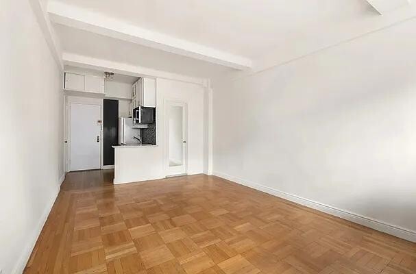 Primary Photo - 24 Fifth Avenue