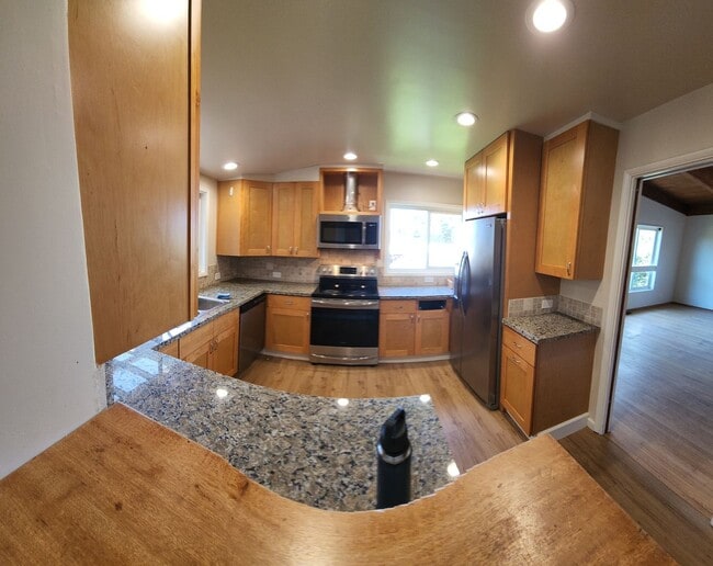 Building Photo - Large 5 Bedroom Home close to Poly Campus!!