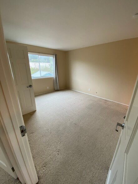 Master bedroom - 258 Canterbury Ave