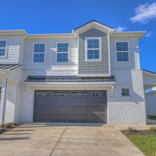 Building Photo - Upgraded, Luxury Townhouse