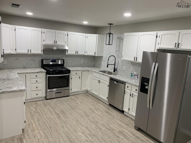 Building Photo - 4111 Stearns Ave