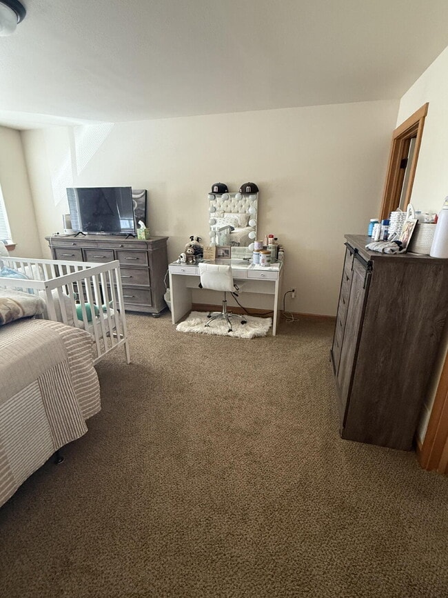 Building Photo - "Spacious 3-Bed & 2.5 Baths in 1700 Sq Ft!"