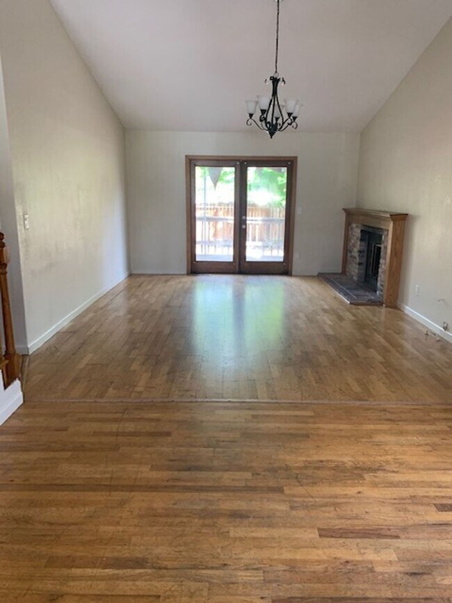 Building Photo - Great Home in H Section of Rohnert Park ~ 5 bedrooms and 2 bathrooms ~ Co Signers are Accepted