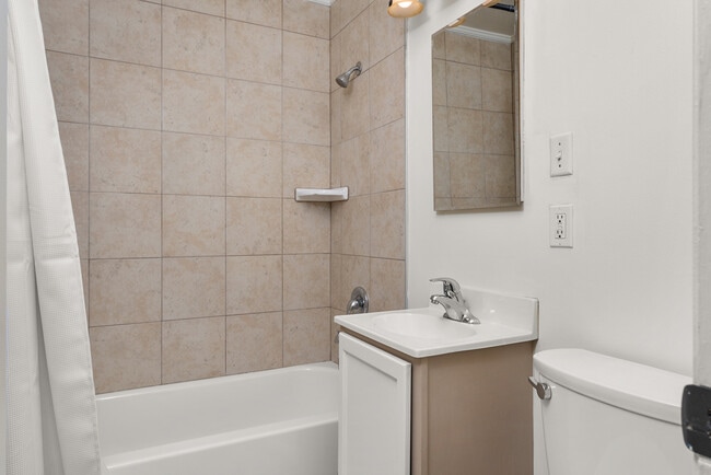 Building Photo - 827 W 11th Ave