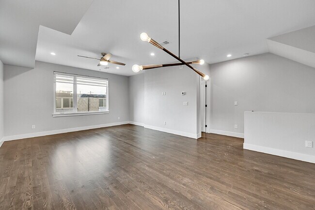 Building Photo - $3,175.00 - 2 Bedrooms, 2.2 Bathrooms, Tow...
