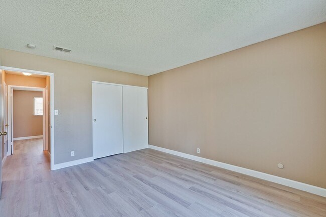 Building Photo - Remodeled 2 Bed 1 Bath Condo!