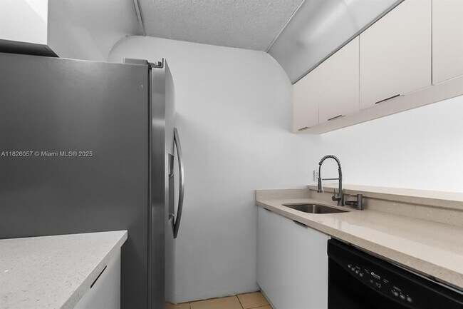 Building Photo - 10167 Twin Lakes Dr