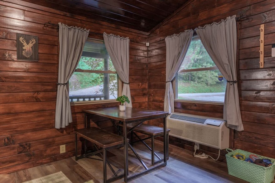 Building Photo - 15039 Pleasant Valley Rd